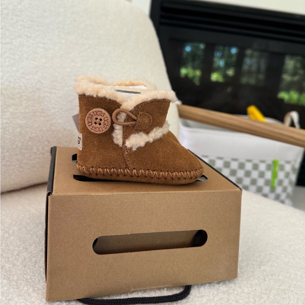 BRAND NEW NEVER WORN newborn 100% authentic UGG’s size 0-6 Months